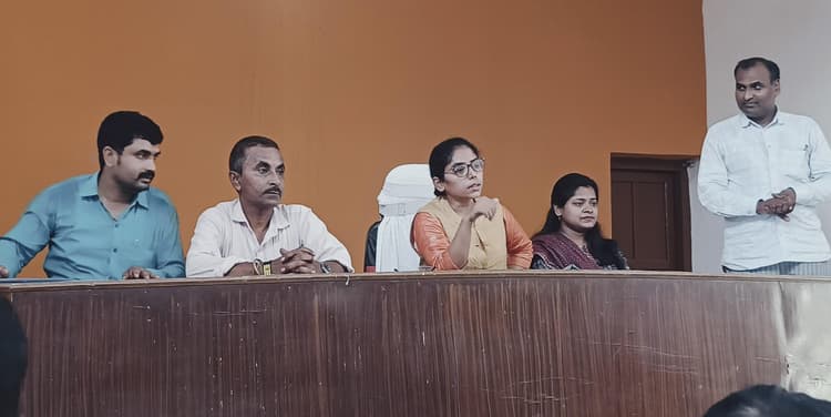 Motihari: प्रखंड सभागार में बीएलओ का प्रशिक्षण शिविर आयोजित