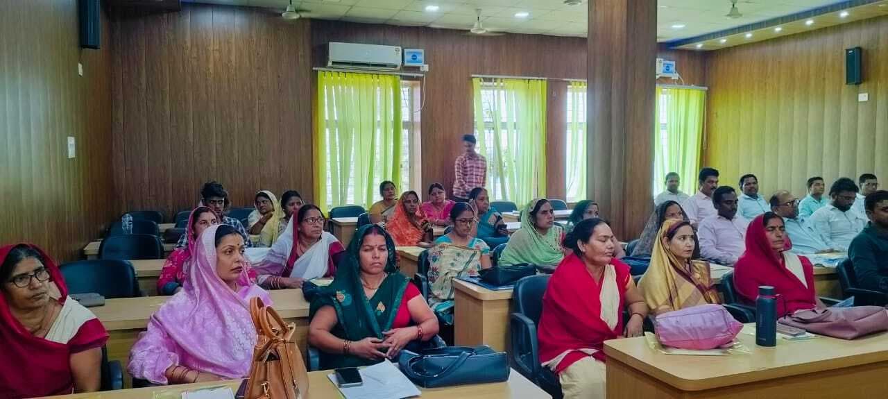 ट्रेनिंग में बीएलओ को वोटर लिस्ट को अपडेट करने की दी गयी जानकारी, थावे में बीएलओ के दूसरे बैच के प्रशिक्षण का किया गया आयोजन