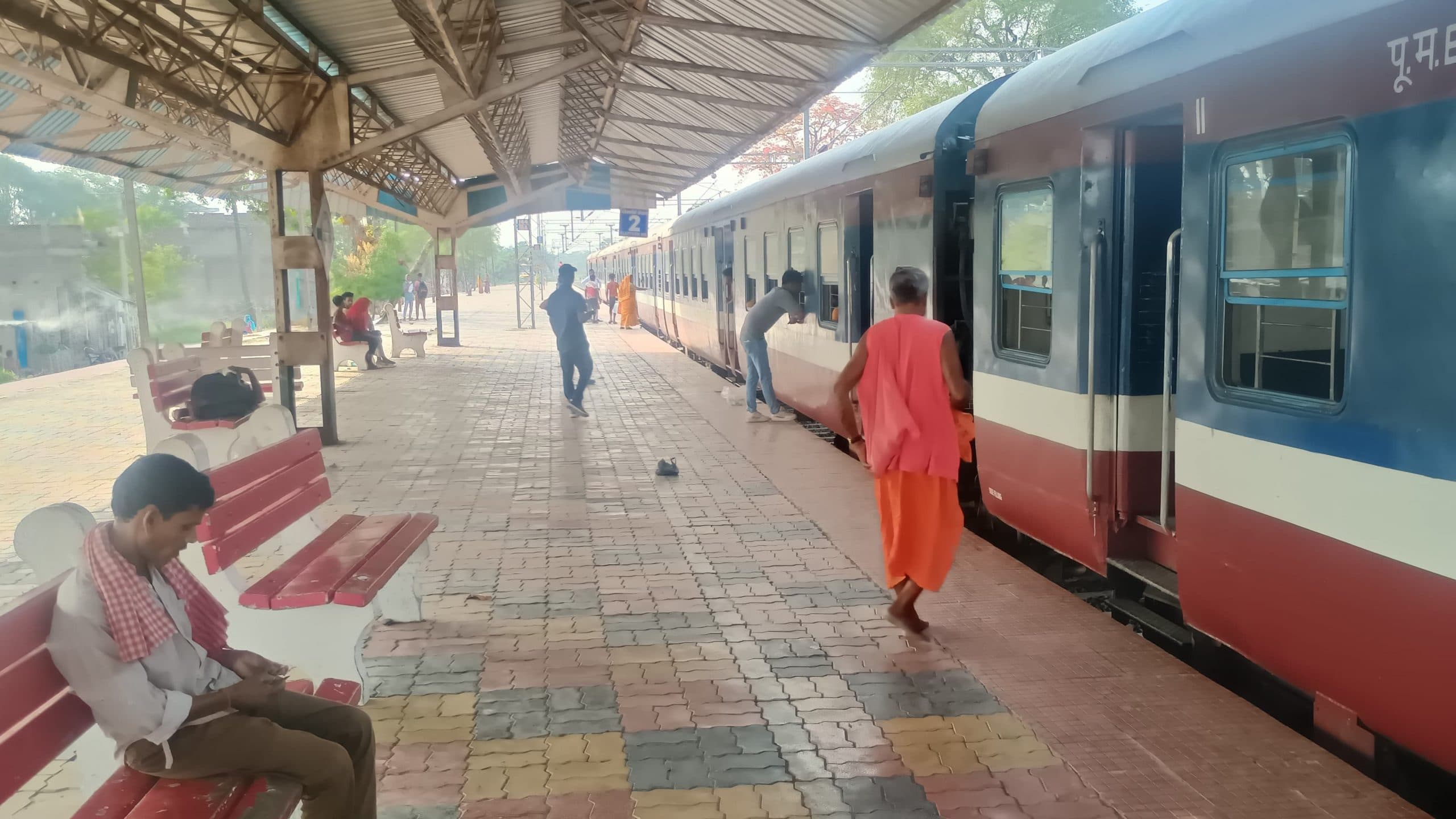 Motihari: जीवधारा-पीपरा के बीच रेलवे ओएचई वायर का पैंटो ग्राफ टूटा, ढाई घंटे परिचालन प्रभावित