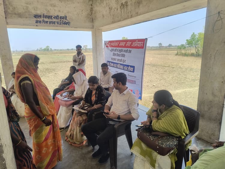 खजाने में पड़ा रह गया पैसा, शिविर में न पानी बंटा, न ही बिस्कुट