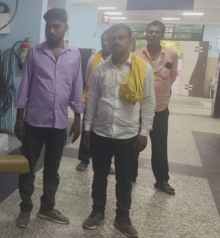 ट्रक ने बाइक सवार दूल्हे के भाई समेत तीन को रौंदा, दूल्हे के भाई की मौत