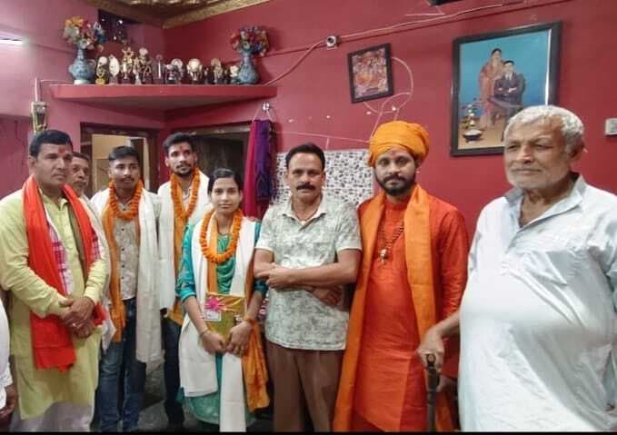 Motihari: बस कंडक्टर के दो पुत्र व एक पुत्री का बिहार पुलिस में चयन, सम्मानित