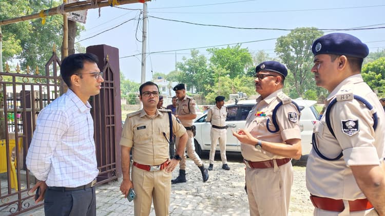 Motihari: इवीएम वीवीपैट वेयर हाउस का डीएम-एसपी ने किया निरीक्षण