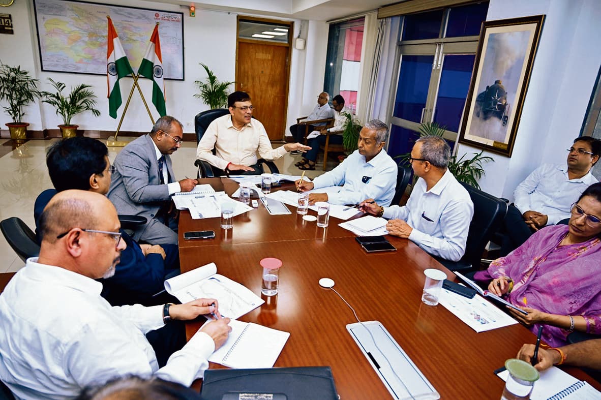 hajipur news. कोयला परिवहन और नयी रेललाइन को लेकर पूमरे जीएम ने की उच्चस्तरीय बैठक