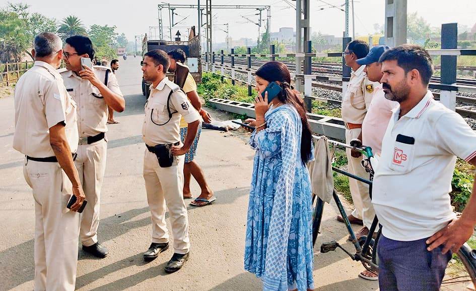 hajipur news. रेलवेलाइन किनारे लहूलुहान अवस्था में युवक का शव बरामद