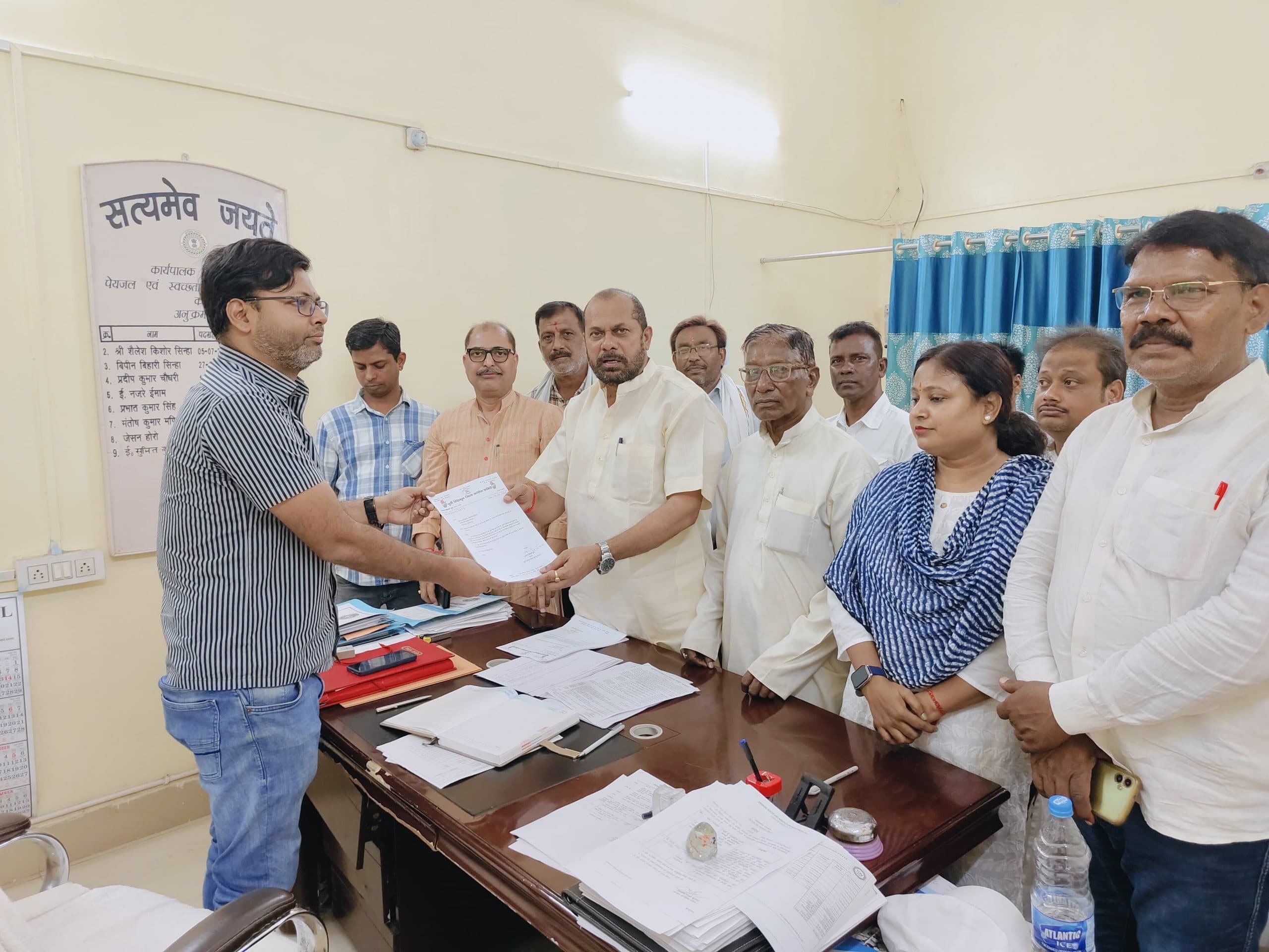 Jamshedpur news. खराब पड़े जलमीनार के मरम्मत नही किये जाने पर कांग्रेसियों ने कार्यपालक अभियंता को चेताया