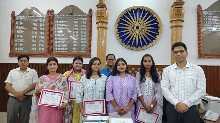 Motihari: मीडिया स्टडीज के छात्रों को डीएम ने दिया प्रमाण पत्र