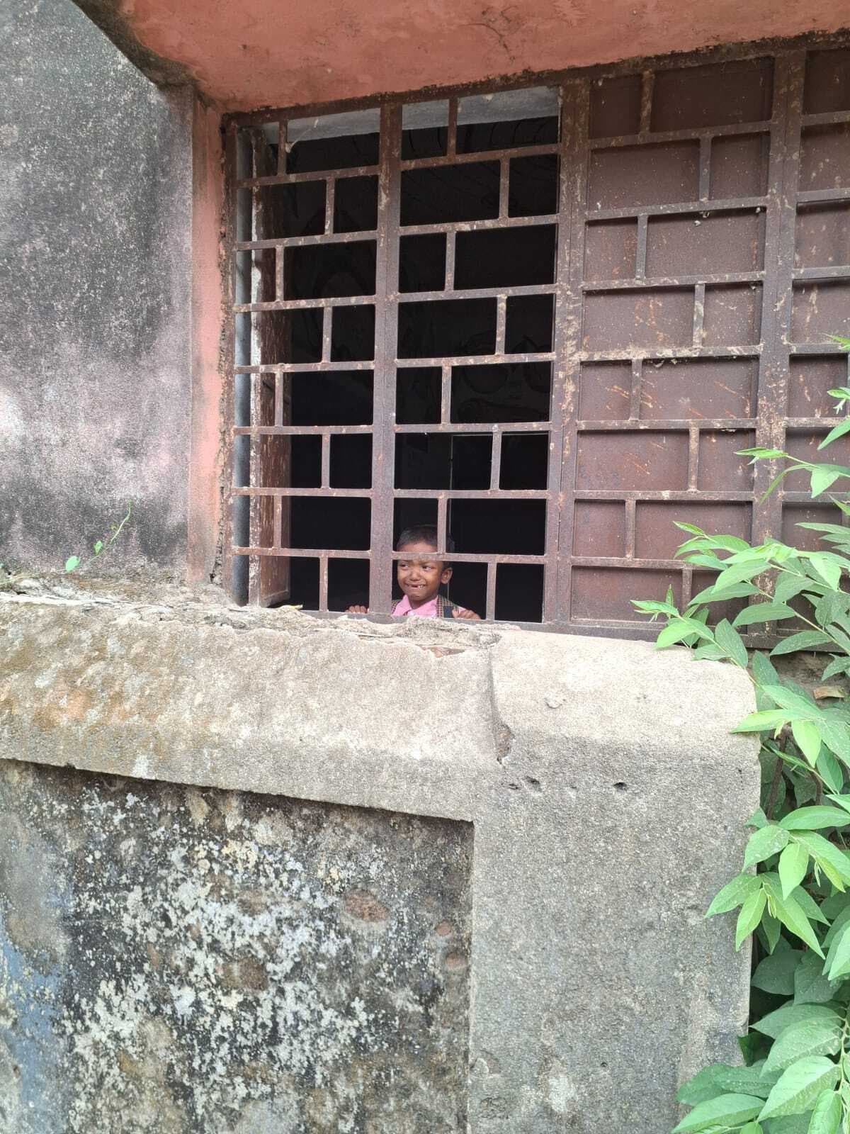 छुट्टी के बाद कक्षा में ही छूट गई पहली कक्षा की छात्रा, आधे घंटे बाद निकाला गया