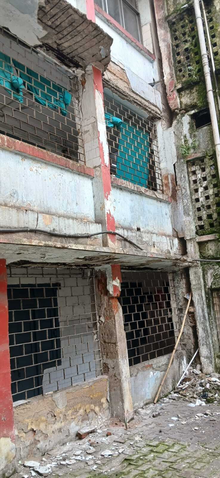 Jamshedpur news. मेडिसिन विभाग का टूट रहा पिलर , कभी भी गिर सकती है बिल्डिंग, मरीज किये गये शिफ्ट