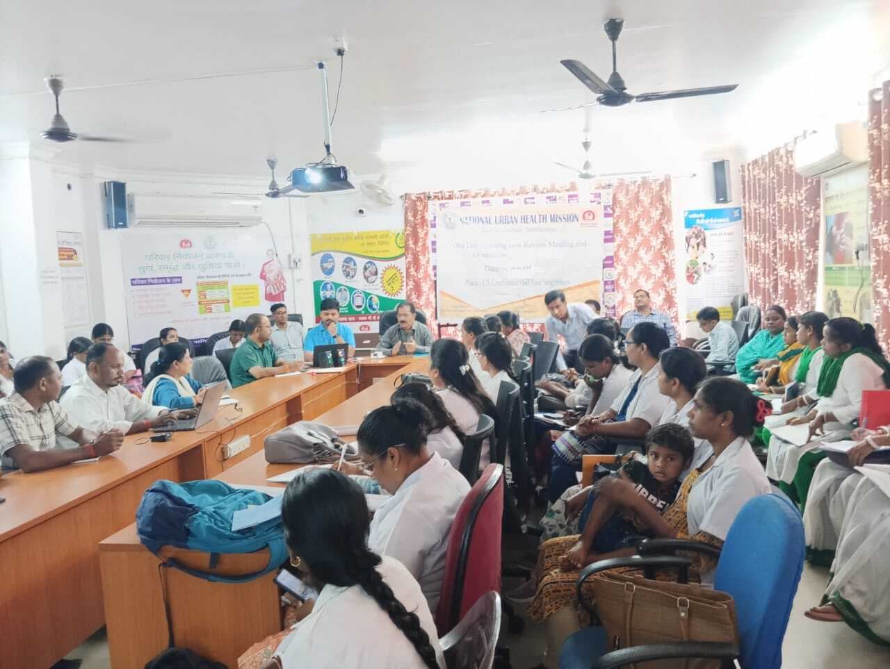 Jamshedpur news. आयुष्मान आरोग्य मंदिर में टीकाकरण शुरू करने के साथ शत प्रतिशत लक्ष्य पूरा करने का निर्देश