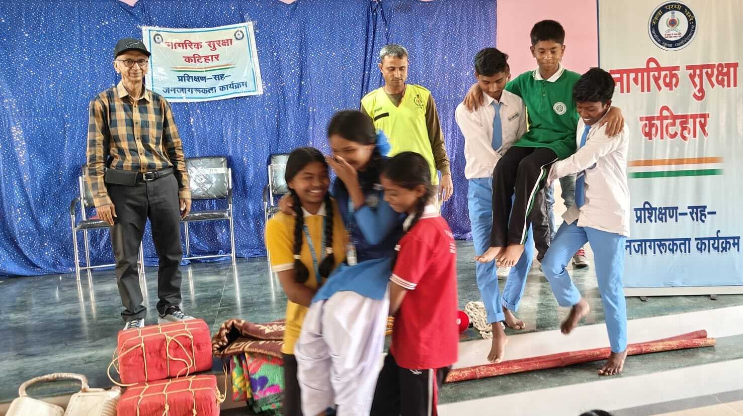 नागरिक सुरक्षा की विद्यालय के बच्चों को दिया गया प्रशिक्षण