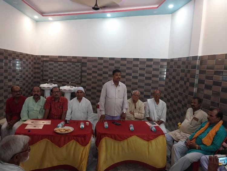 जिला स्तरीय बैठक में डीलरों को 30 हजार मानदेय देने की मांग