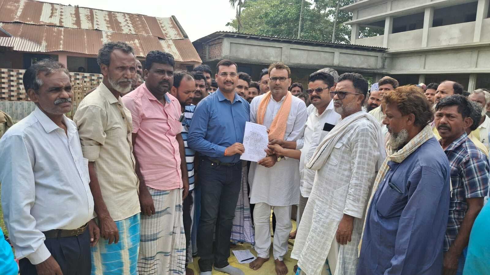 प्रधानाध्यापक की मनमानी के विरोध में ग्रामीण भड़के