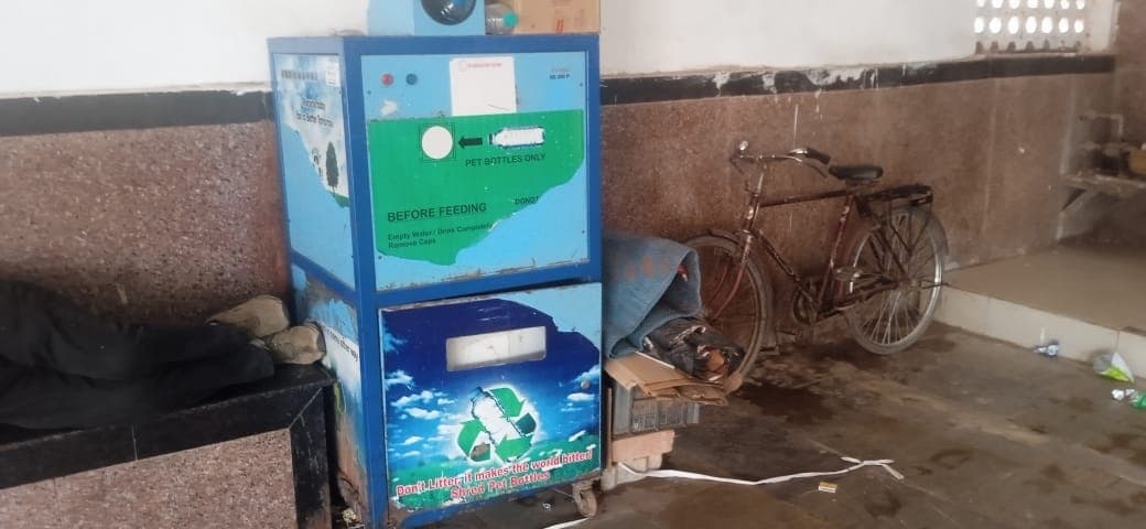 छह माह से बेकार है जंक्शन पर बोतल क्रशर मशीन