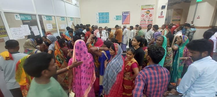 तेज धूप व गर्मी से बीमार पड़ रहे लोग, सदर अस्पताल के ओपीडी में एका-एक बढ़ी मरीजों की भीड़