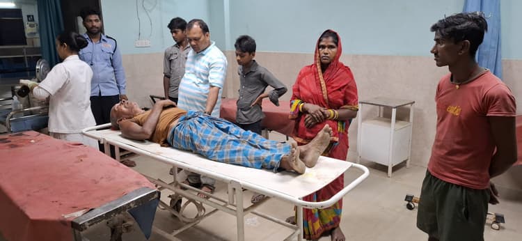 अज्ञात वाहन की ठोकर से बुजुर्ग जख्मी, रेफर