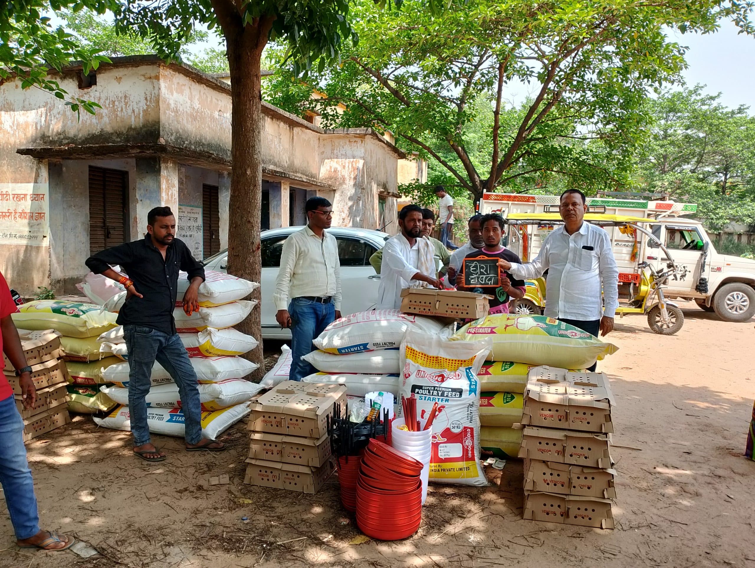 कुक्कुट पालन के तहत लाभुकों में चूजा का किया वितरण