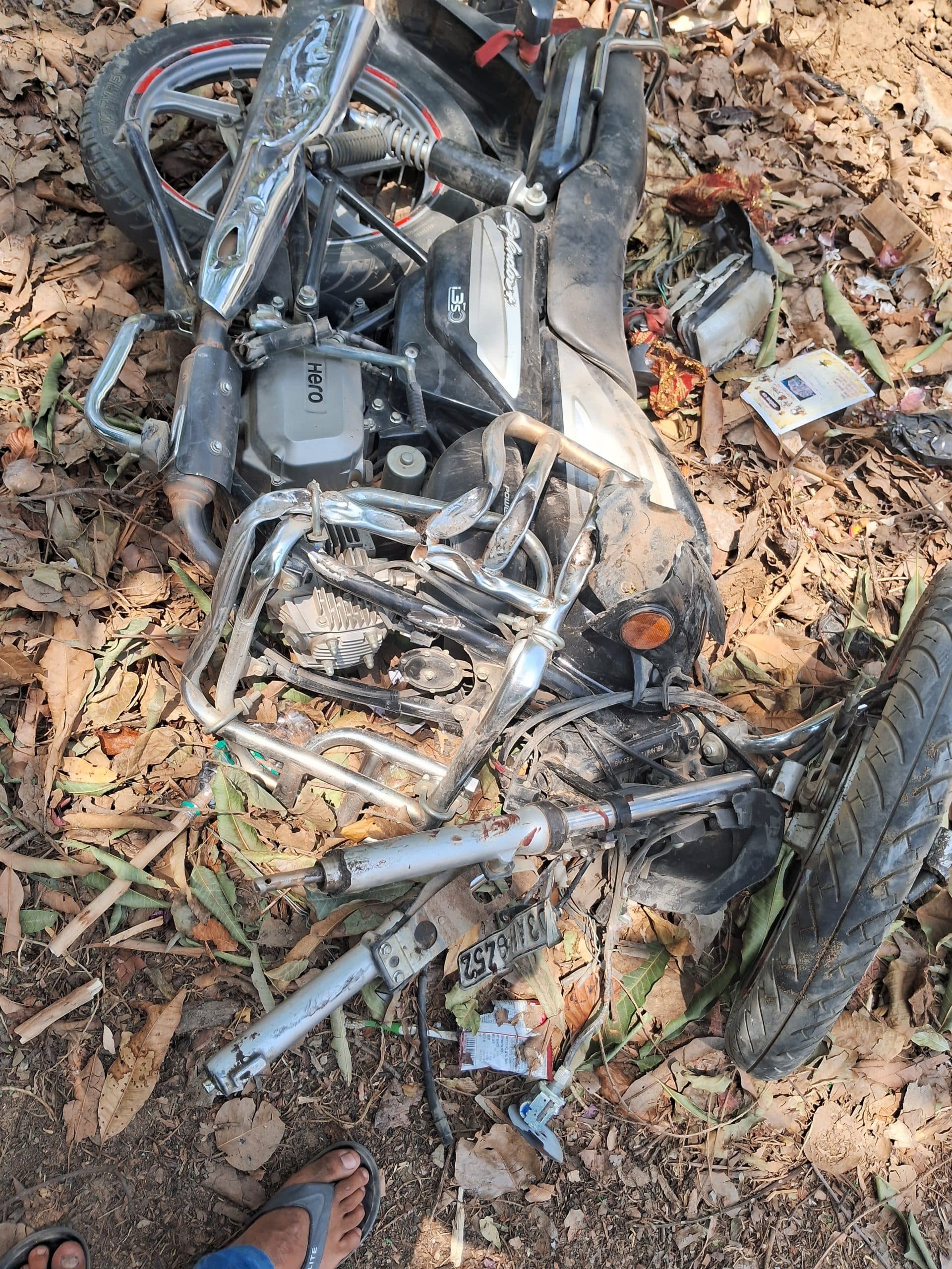 बालू लदे ट्रक की ठोकर से बाइक सवार युवक जख्मी, गुस्साए लोगों ने जाम की सड़क