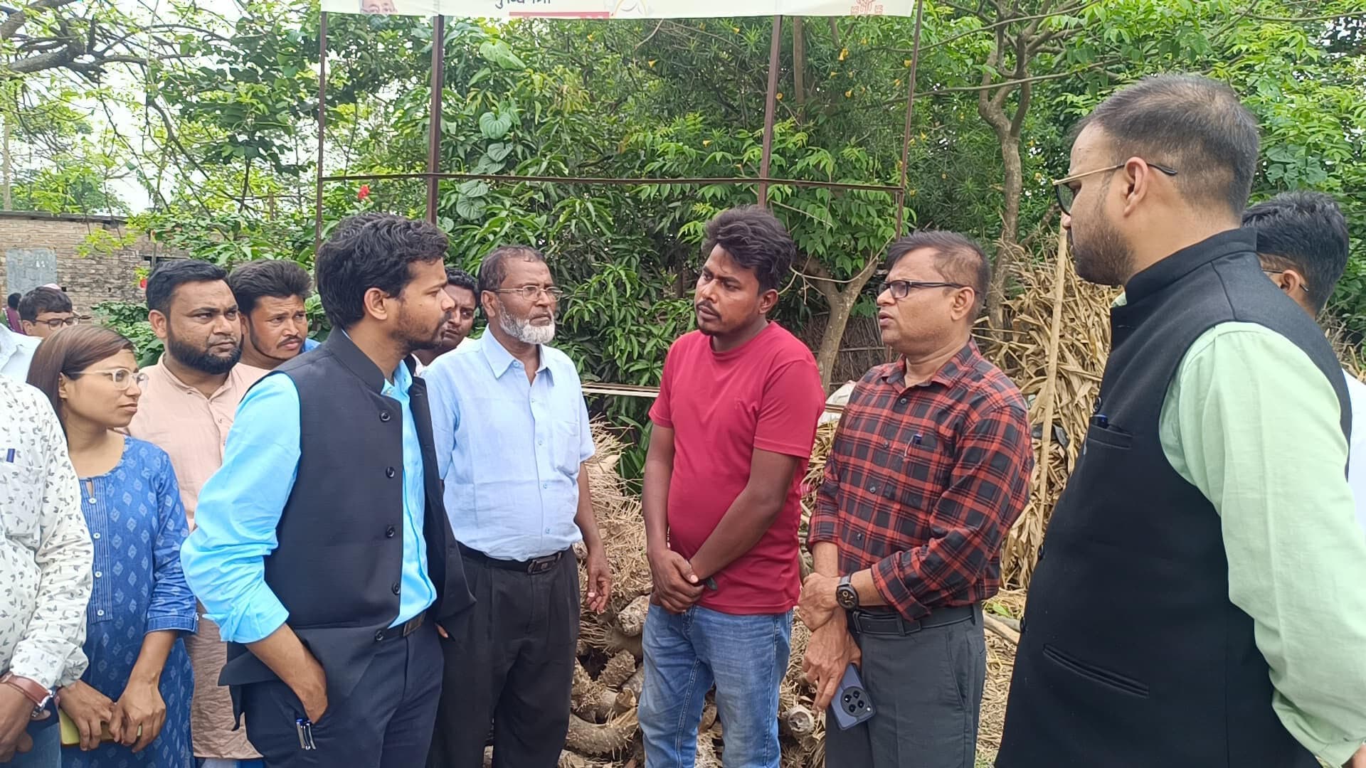 अंबेडकर समग्र योजना अभियान में एससी-एसटी वर्ग के लोगों को शिविर में दिया जा रहा कई योजनाओं का कार्ड