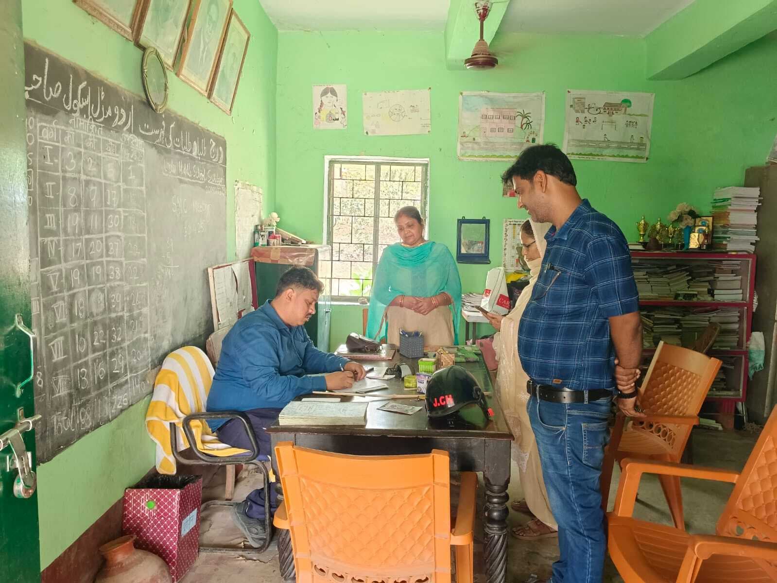 मिड-डे मील की गुणवत्ता व विद्यार्थियों की उपस्थिति का लिया जायजा