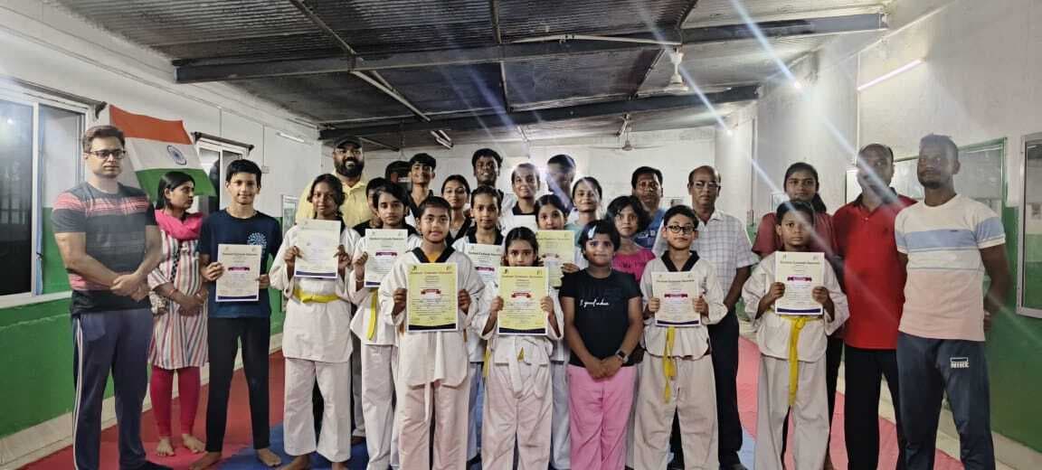 ताइक्वांडो खिलाड़ियों को दिया गया प्रमाण पत्र