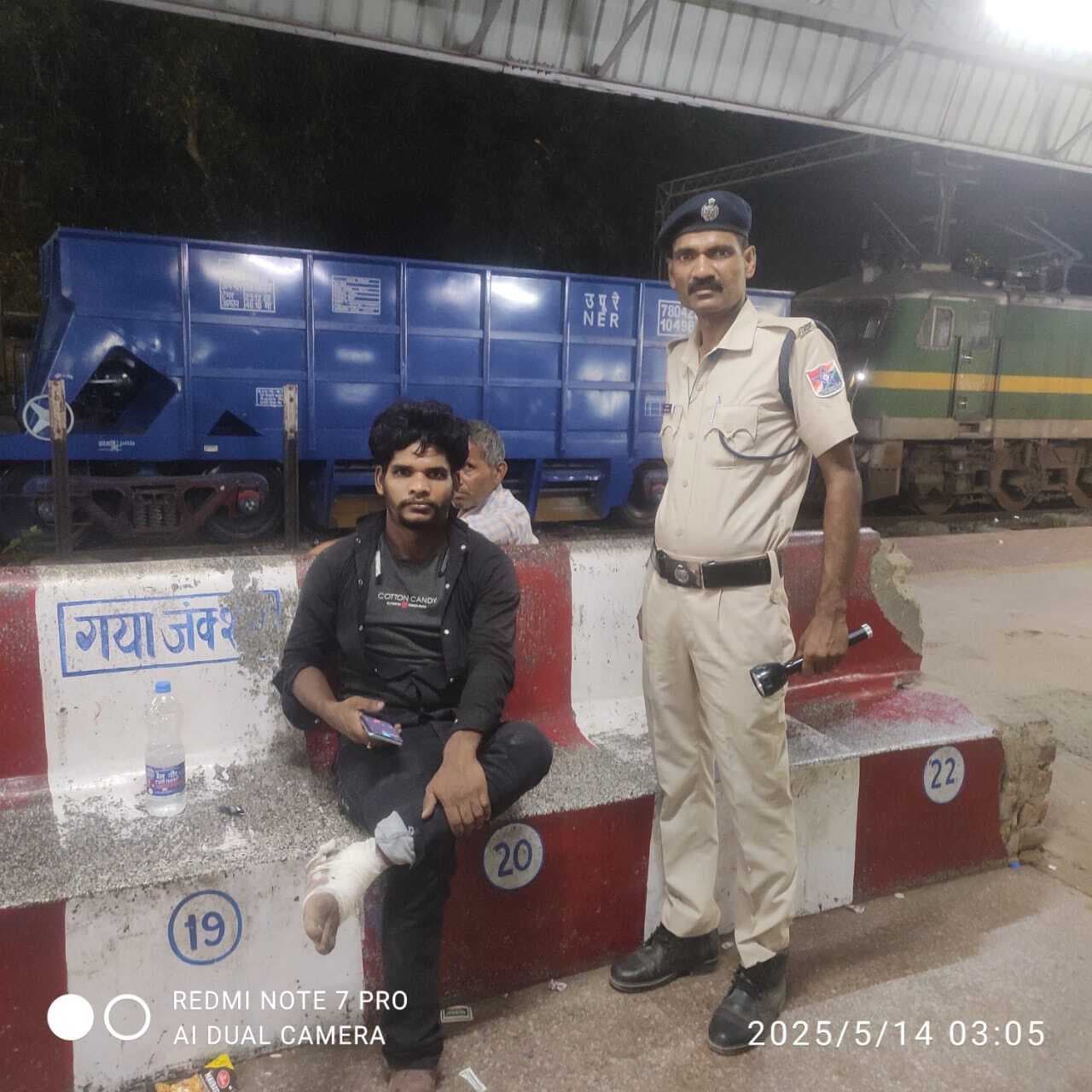 ट्रेन से गिरकर नवादा का युवक घायल, आरपीएफ ने की मदद