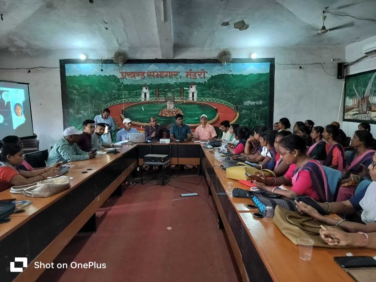 परीक्षा में उत्तीर्ण छात्र-छात्राओं को माला पहनाकर खिलायी मिठाई