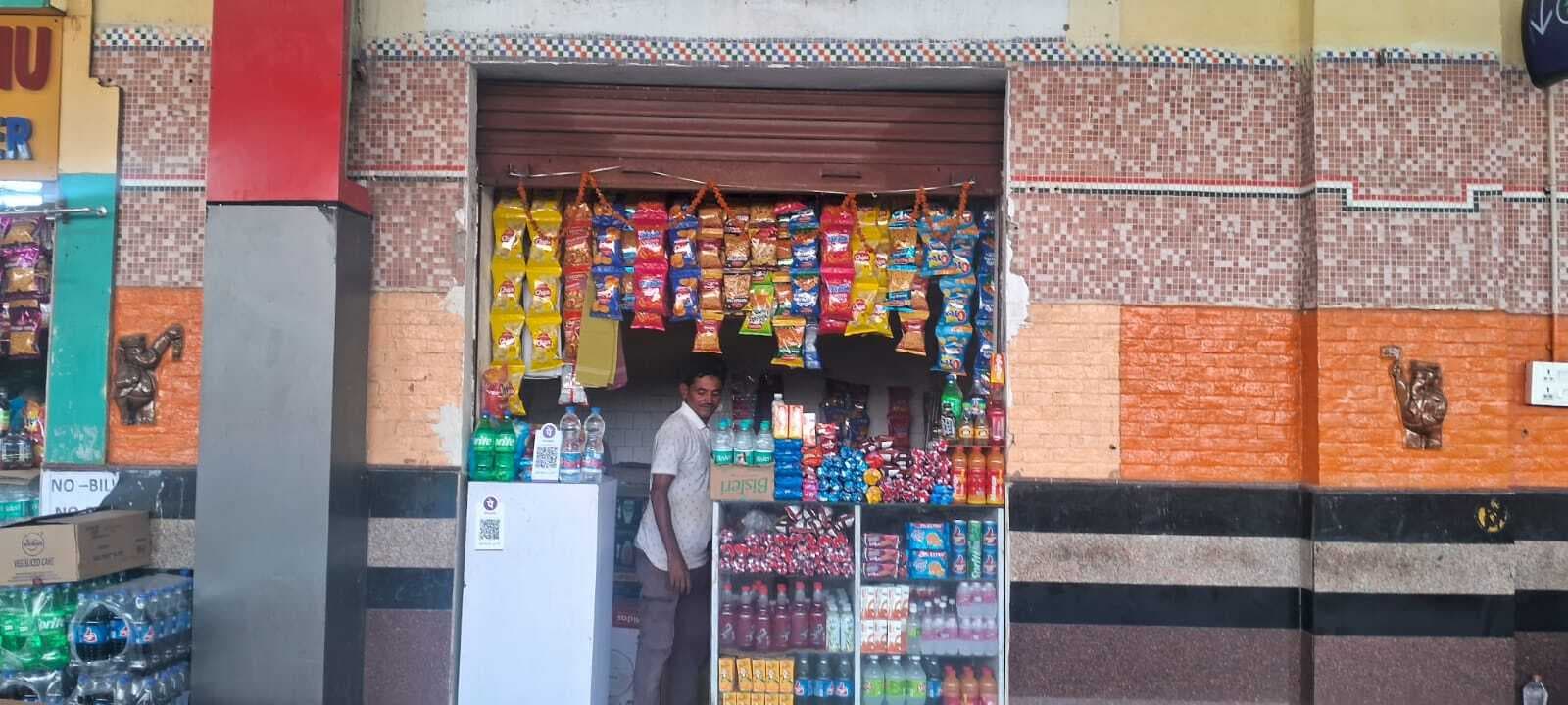 स्टेशन के प्लेटफॉर्म संख्या एक का मल्टीपरपस स्टॉल खुला