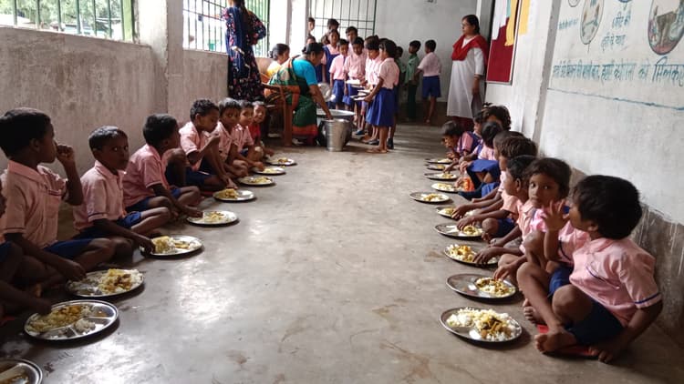 मध्याह्न भोजन की कुकिंग कॉस्ट की राशि में हुई बढ़ोतरी, बच्चों को मिलेगा गुणवत्तायुक्त खाना