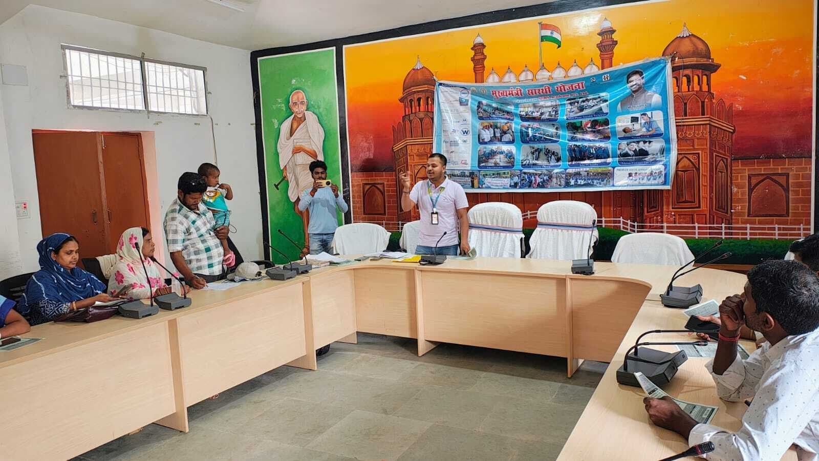 कौशल प्रशिक्षण केंद्र में प्रशिक्षित होकर युवक-युवतियां हो रहे सशक्त : तनवीर