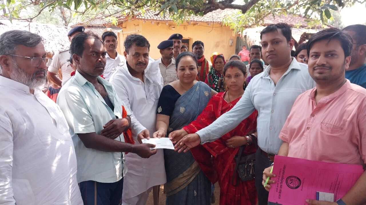 बिजली करेंट से मौत मामले में परिजनों को मिला चार-चार लाख का मुआवजा