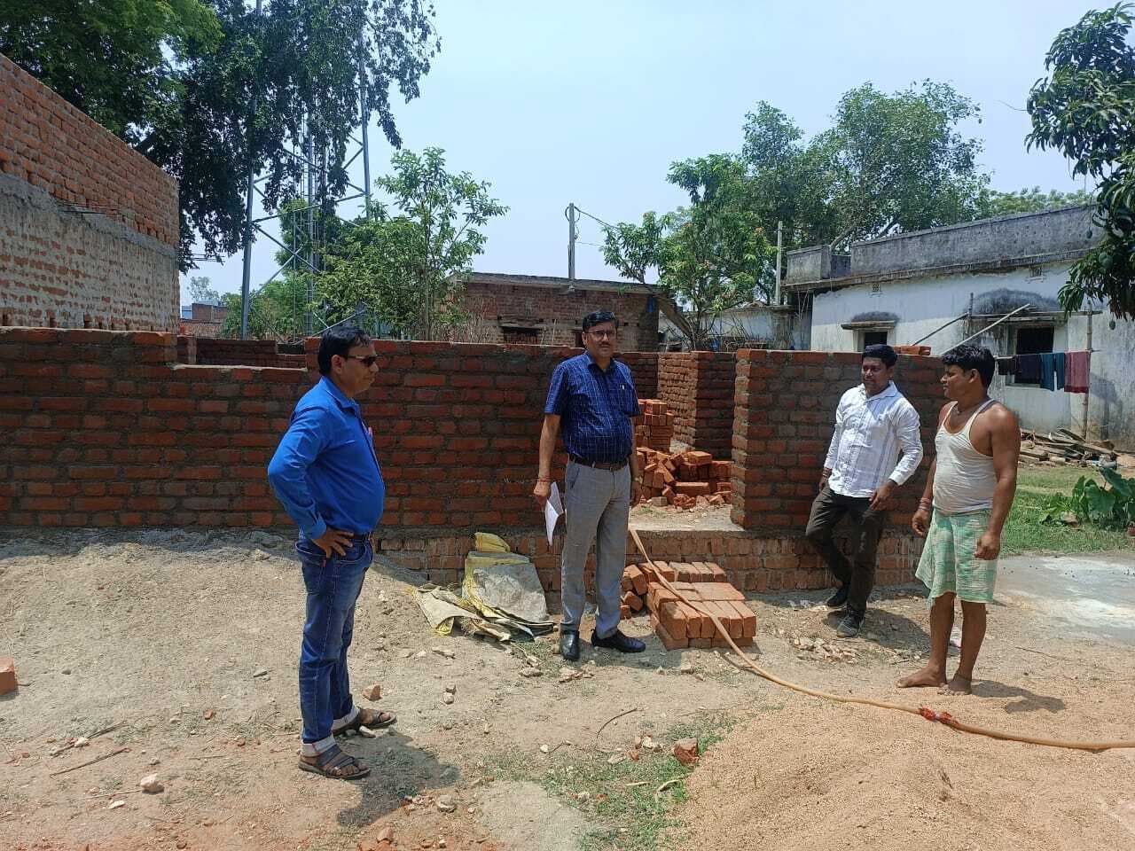 अबुआ व पीएम आवास के लाभुकों से मिले बीडीओ