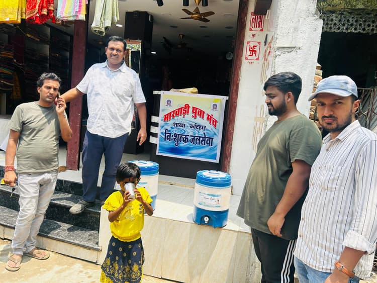 तेज धूप व गर्मी में मारवाड़ी युवा मंच ने पेयजल की व्यवस्था की