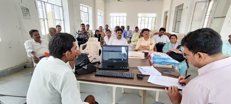 Kaimur News :बैठक में भाग नहीं लेने वाले 31 प्रधानाध्यापकों से स्पष्टीकरण