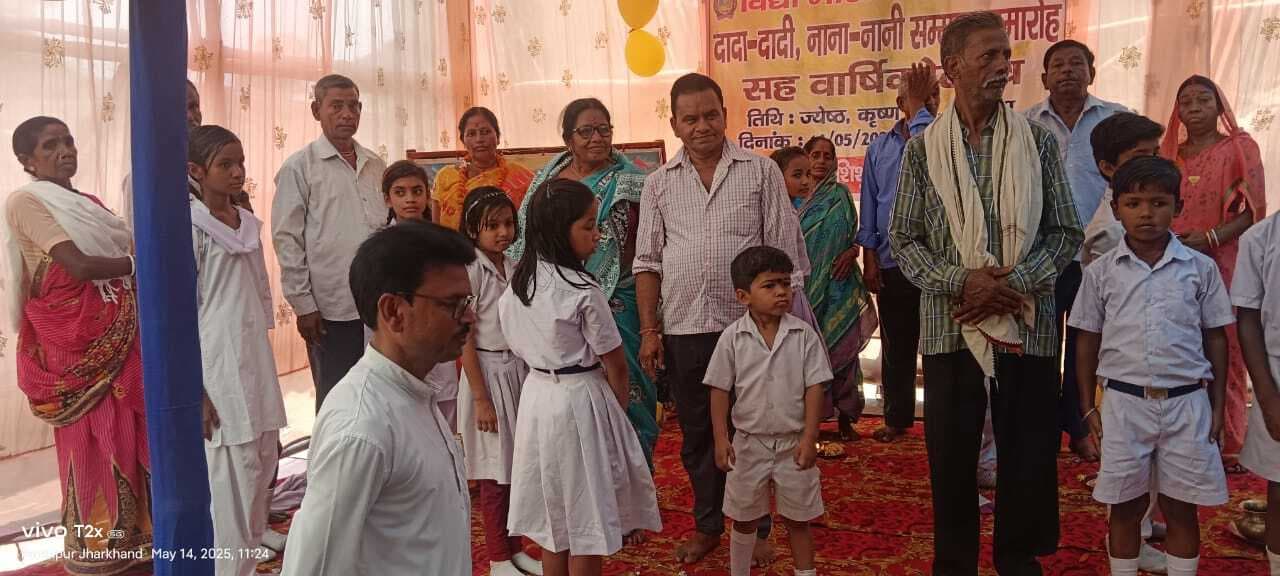 दादा-दादी, नाना-नानी को किया गया सम्मानित