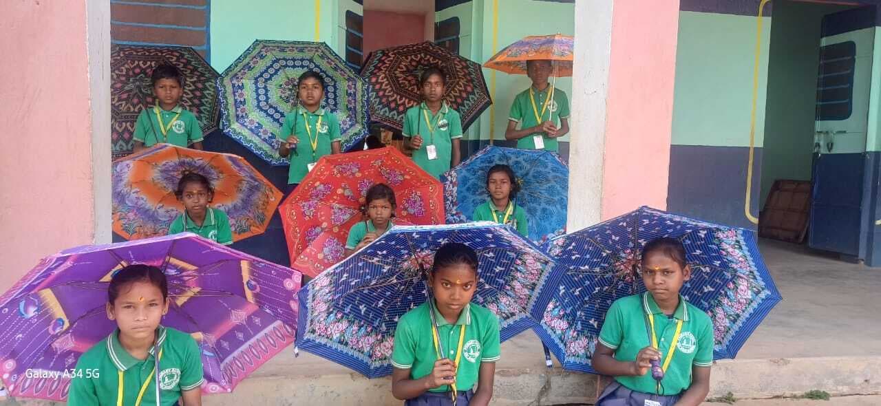 चिलचिलाती धूप में एचएम ने बांटा छाता, तो खिलखिला उठे स्कूली बच्चे
