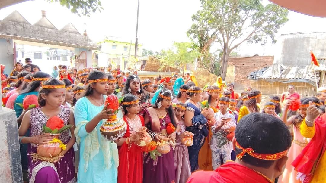 Madhubani News : नवाह संकीर्तन महायज्ञ के लिए निकाली कलश यात्रा