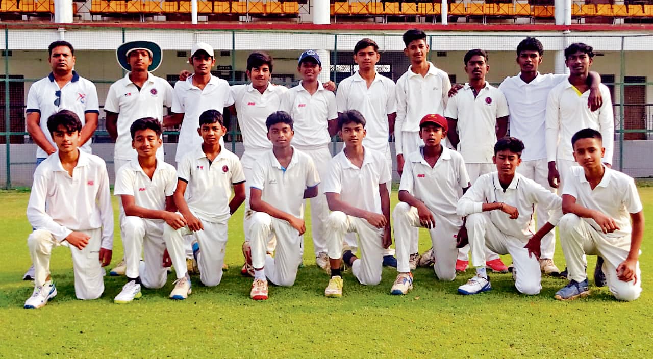 Chaibasa News : संत जेवियर्स ने मधुसूदन हाई स्कूल को आठ विकेट से हराया