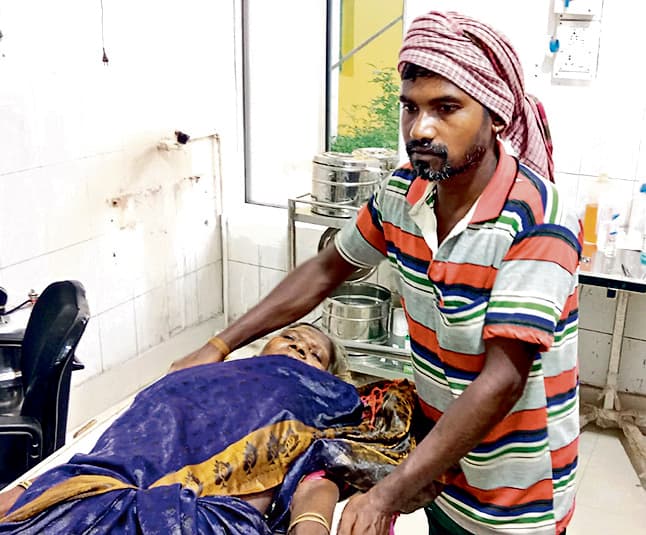 कुरुलिया में सवारी गाड़ी पलटने से 8 घायल