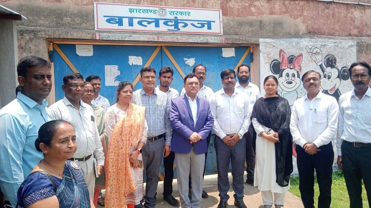 Chaibasa News : बच्चों के पालन-पोषण में कोताही या कमी न हो : जिला जज