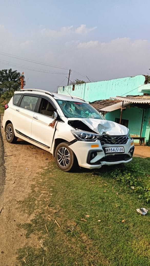 बेकाबू कार और बाइक के बीच आमने-सामने की टक्कर में तीन लोग घायल