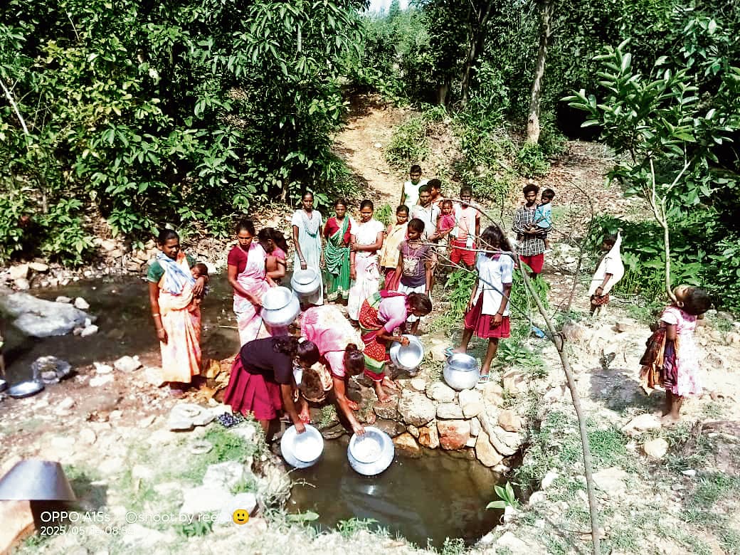 West Singhbhum News : चुआं का दूषित पानी पी रहे दुमकादा गांव के ग्रामीण