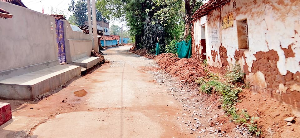 West Singhbhum News : बारंगा में सड़क निर्माण में अनियमितता, आक्रोश