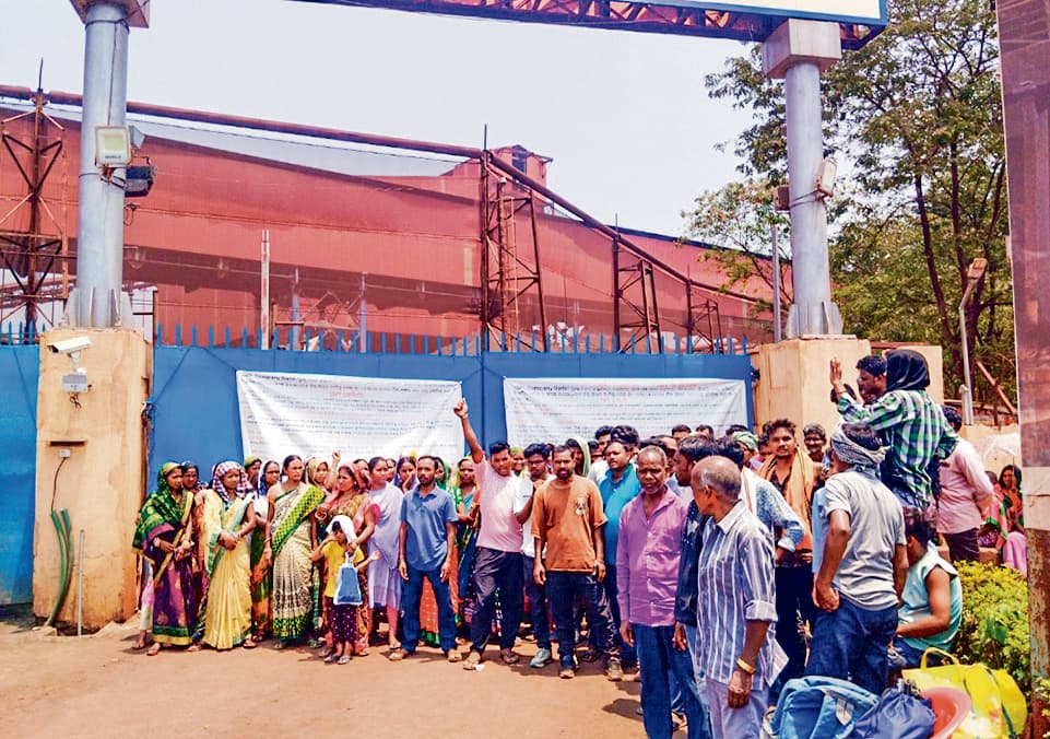 Chaibasa News : जिंदल स्टील एंड पावर के खिलाफ 42 मांगों पर अड़े ग्रामीण, दूसरे दिन भी जारी रहा प्रदर्शन