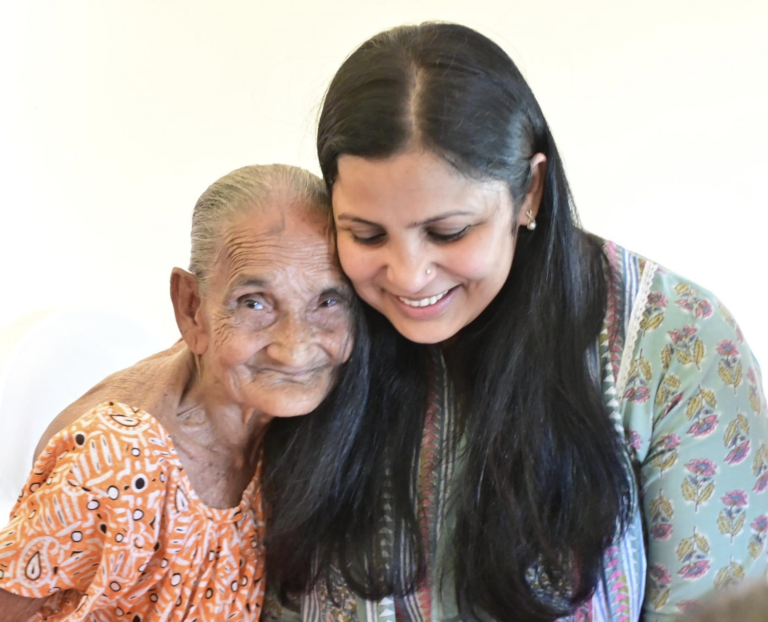 Dhanbad News :वृद्धाश्रम में उपायुक्त ने मनाया मातृ दिवस