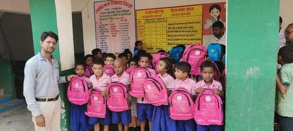 252 स्कूली बच्चों के बीच पाठ्य पुस्तक व बैग का वितरण