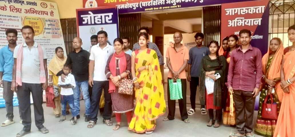 East Singhbhum News : घाटशिला प्रखंड मुख्यालय का आधार केंद्र रहा बंद, निराश होकर लौटे ग्रामीण