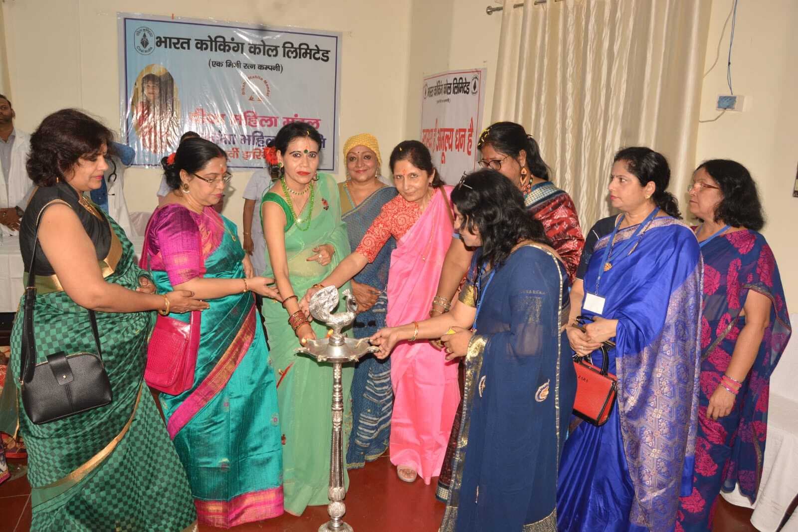 Dhanbad News: दीक्षा मंडल व आकांक्षा महिला समिति ने लगाया मेडिकल कैंप