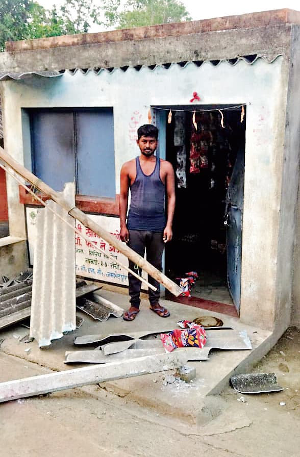 East Singhbhum News :  पटमदा में हाथी ने दुकान तोड़ अनाज खाया, स्कूल में मिड डे मील का चावल गटक गया