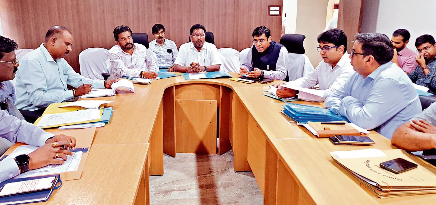 Seraikela Kharsawan News : झारखंड विस की आवास समिति पहुंची सरायकेला, अधिकारियों संग की बैठक